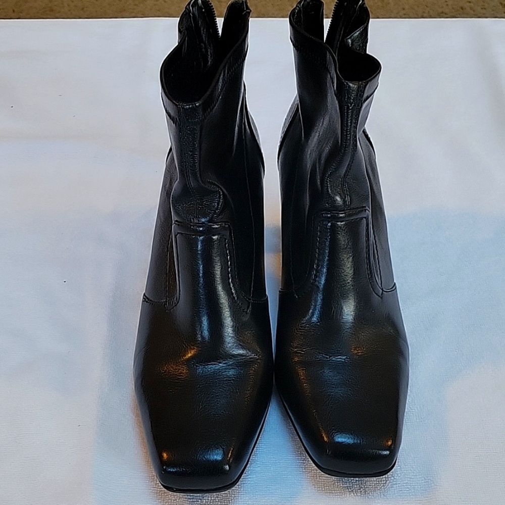 Womens Franco Sarto size 8.5 black leather ankle boots.
